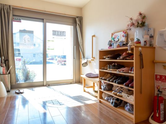 玄関の靴棚と窓