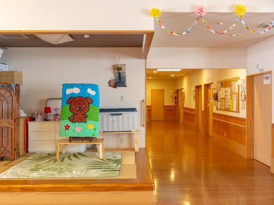 廊下の明るい装飾