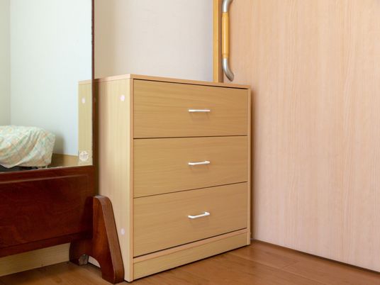 居室のタンスと床