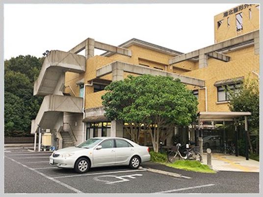 外観と駐車場  
