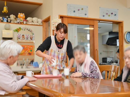 スタッフがお茶を配る様子