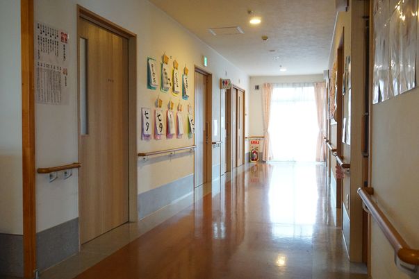 廊下の手すりと掲示物