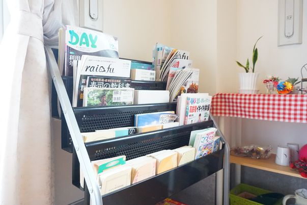 雑誌と小物の棚