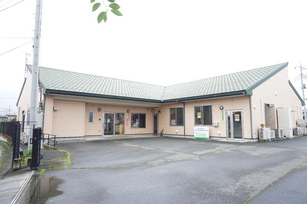 広々とした施設の外観