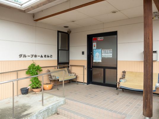 エントランスとベンチ