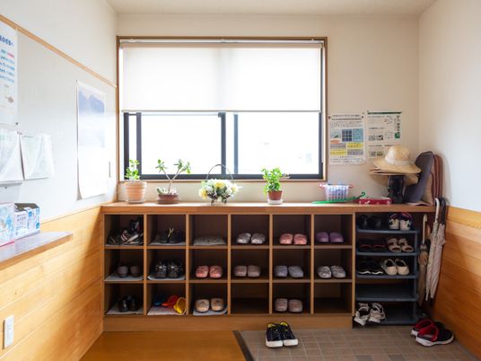 玄関の靴箱と掲示物