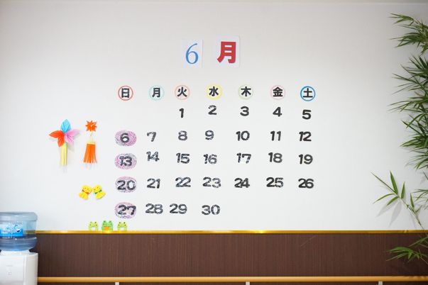 壁掛けカレンダーと装飾