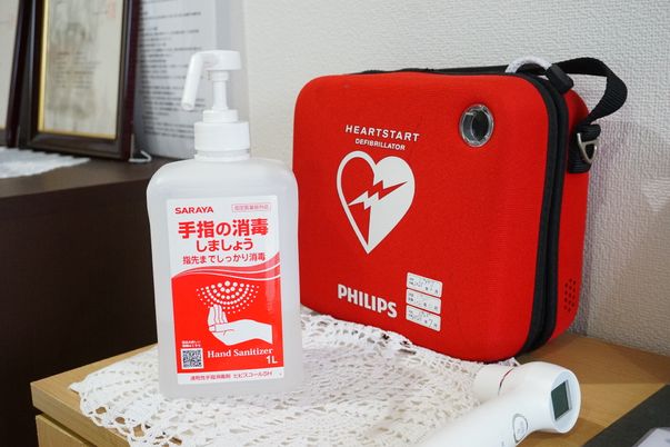 手指消毒液とAED機器