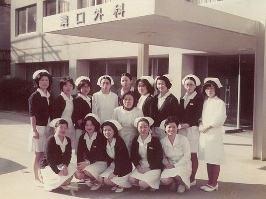 看板前のスタッフ集合  