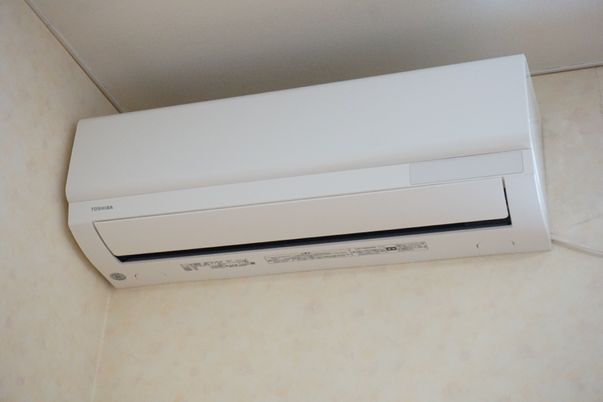 壁に取り付けられたエアコン