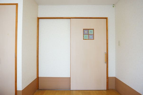 明るい和室の引き戸