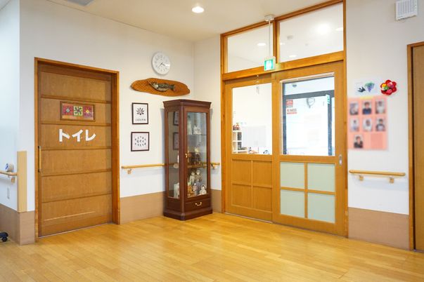 木目調の温かなロビー