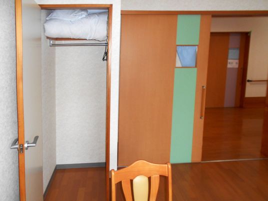 居室のクローゼットと廊下