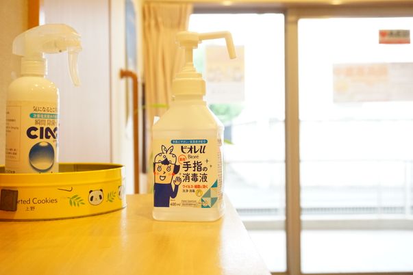 手指消毒ボトルと廊下