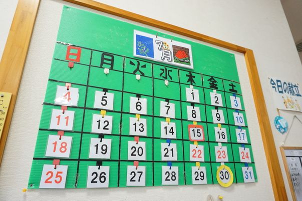 カレンダーと掲示物の壁