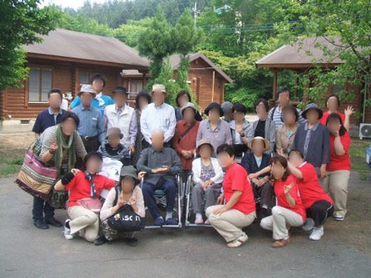 集合する人々施設前