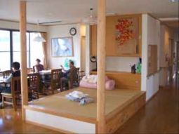 リビングスペースでくつろぐ人々