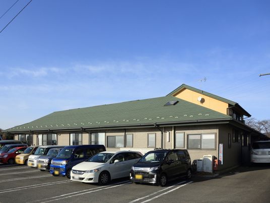広々とした駐車場のある建物