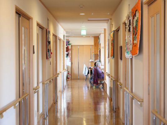 廊下と車椅子の利用者