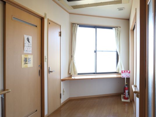 明るい空間の居室入口