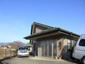 施設のエントランス外観