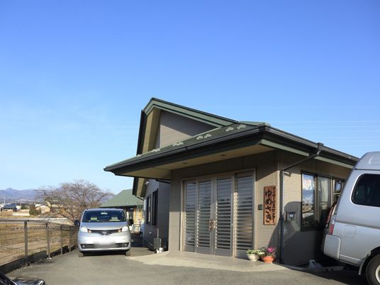 施設のエントランス外観