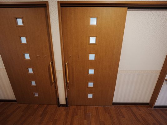 幅広い扉の出入口