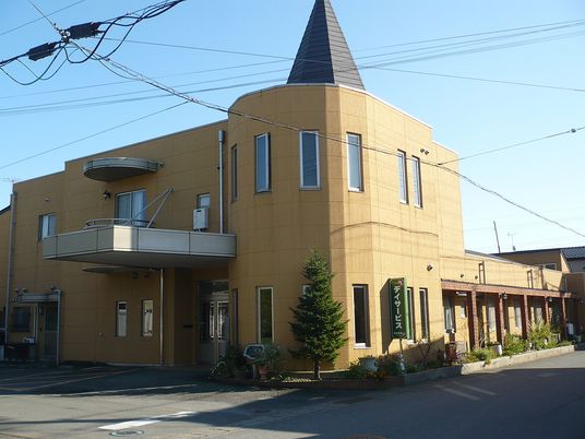 黄色い建物の外観