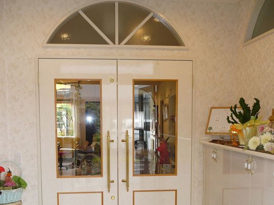 エレガントなエントランス扉