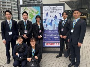 スーツ姿のスタッフ集合  
