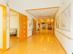 廊下の明るいイメージ