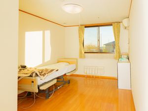 日差し入る居室の様子