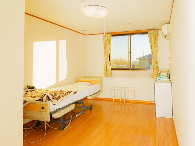 日差し入る居室の様子 居室 日当たりの良い居室には、ベッドや基本的な家具が設置され、快適な生活空間が確保されています。