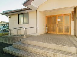 玄関前の坂道と階段