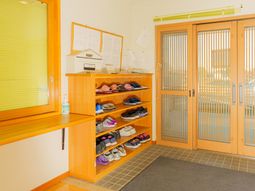 玄関の靴箱と掲示板