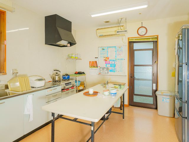 キッチンの設備と様子 キッチン 明るく広々とした清潔感のあるキッチンです。自炊が好きな方には、使い勝手の良い環境が整っています。