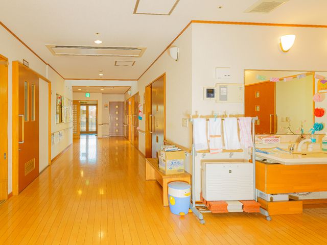 明るい廊下 廊下 木目調のフローリングが温もりを感じさせる通路です。端にはゆとりを感じる洗面スペースがあります。