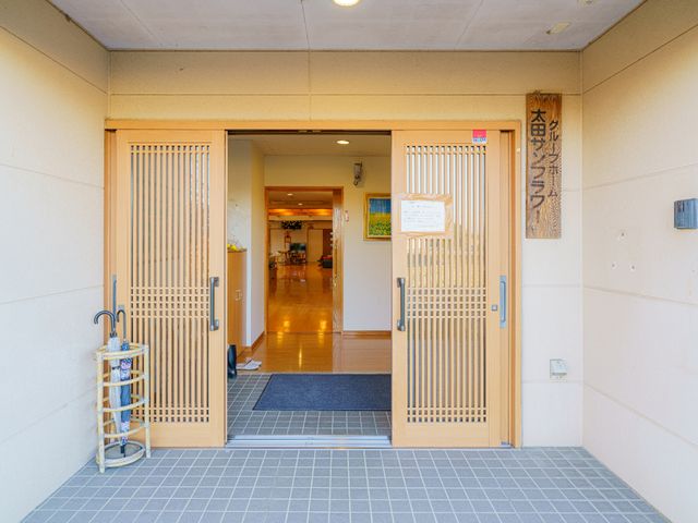 温かみのあるエントランス 玄関 広々としたエントランスは、日差しを感じる柔らかな雰囲気です。お越しになる皆さんを温かく迎え入れます。
