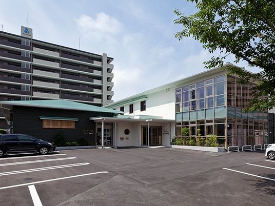 建物外観と駐車場  