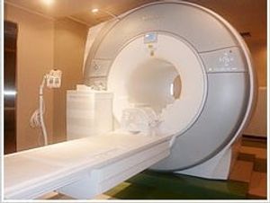 機能訓練室のMRI装置