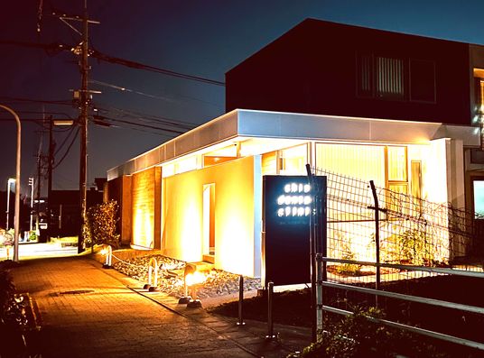 夜間の施設外観です  
