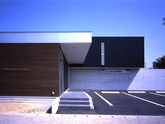 モダンな建物の外観  