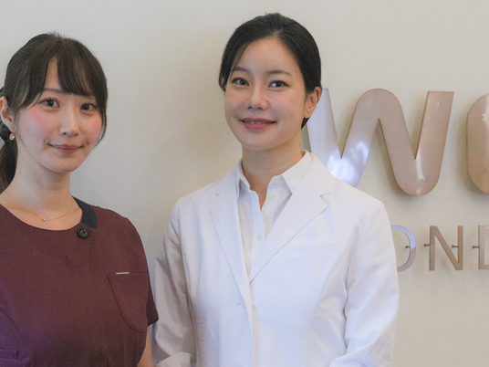 スタッフ2人の受付前  