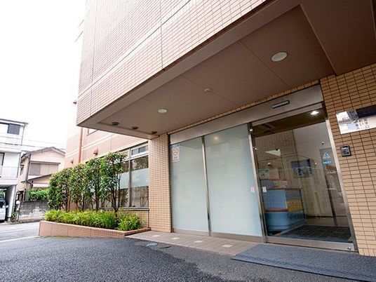 建物正面の出入口  