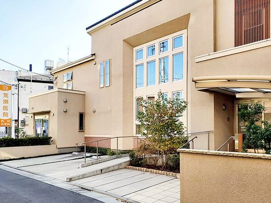 ベージュ外観の建物  