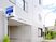 白い建物の外観  