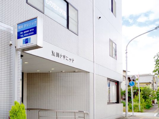 白い建物の外観  