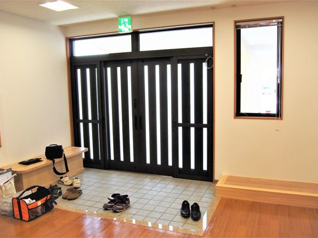 明るい玄関 エントランス 広々とした明るい玄関では、開放感を感じながら、靴を脱ぎ履きできます。快適な動線です。