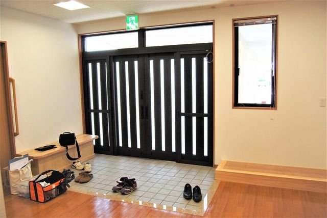 明るい玄関 エントランス 広々とした明るい玄関では、開放感を感じながら、靴を脱ぎ履きできます。快適な動線です。