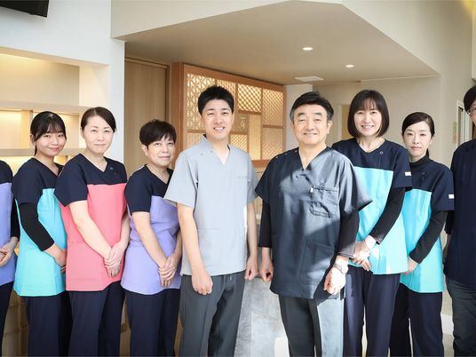 笑顔のスタッフ集合のエントランス  